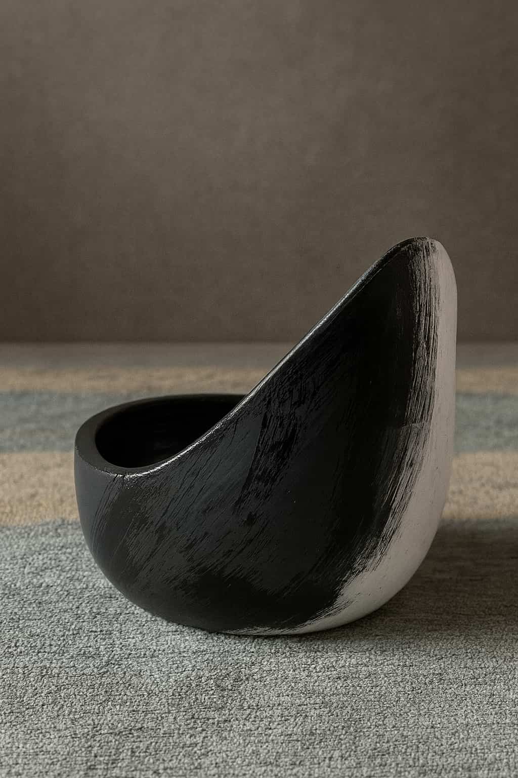 Vasija moderna con corte diagonal